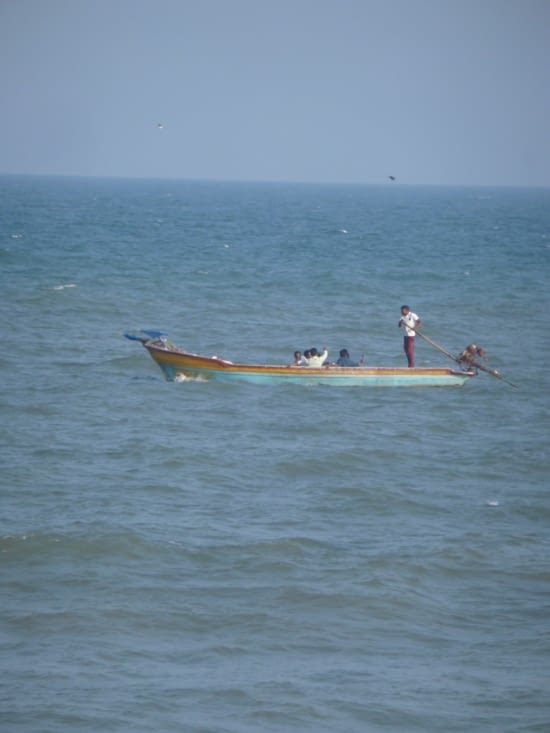 Au loin, un bateau de pêche