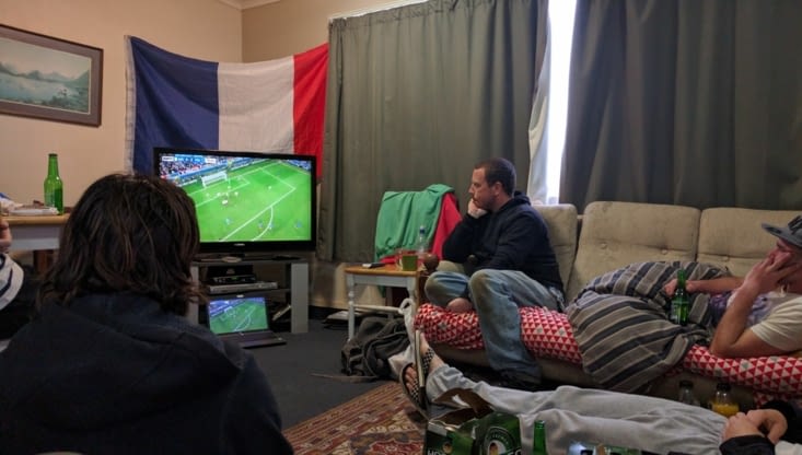 Au backpacker devant la finale avant d'aller au boulot (oui chez nous c'était à 7h du matin)