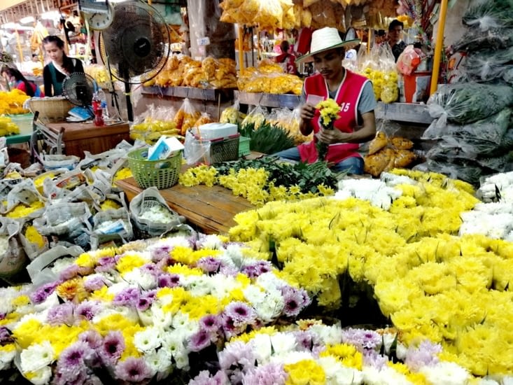 Un marché aux fleurs.