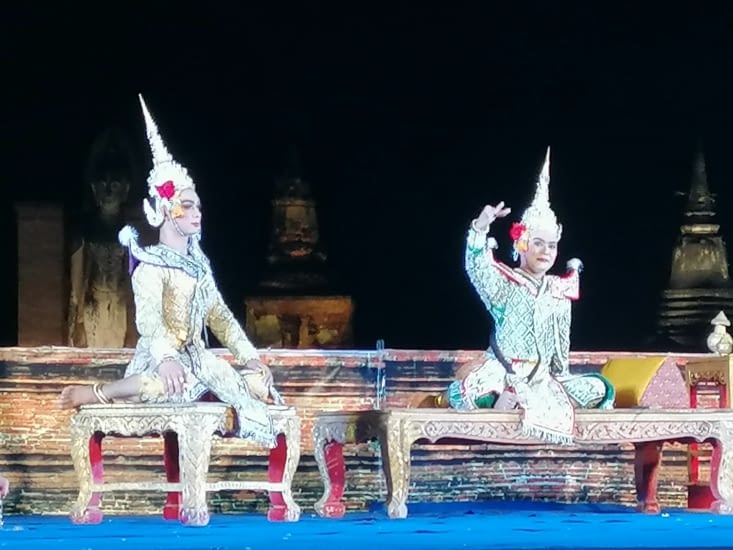 Spectacle de danse thaïe devant le Wat Mahathat.