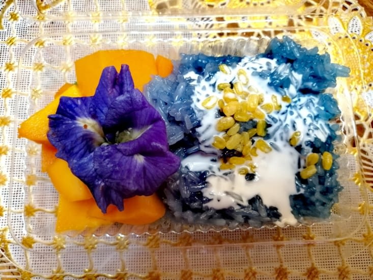 Et pour finir, le mango sticky rice teint aux fleurs bleues.