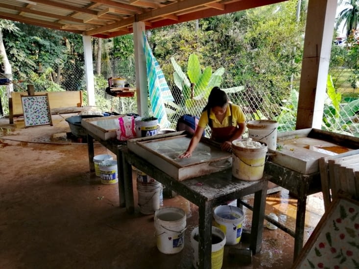 La préparation du papier artisanal.