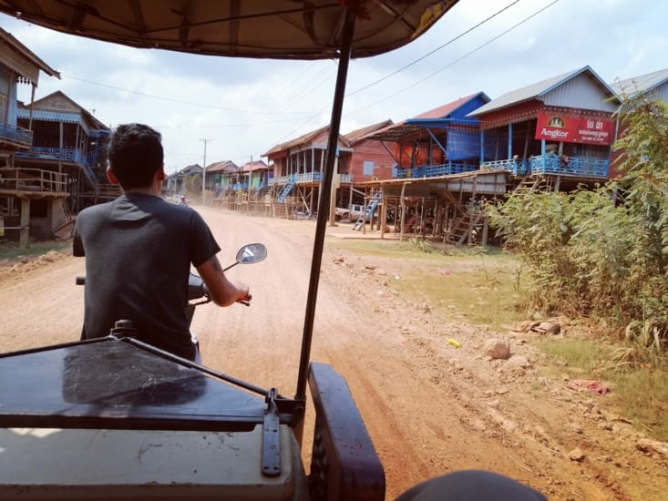 Arrivée aux villages de pêcheurs du lac Tonlé Sap.