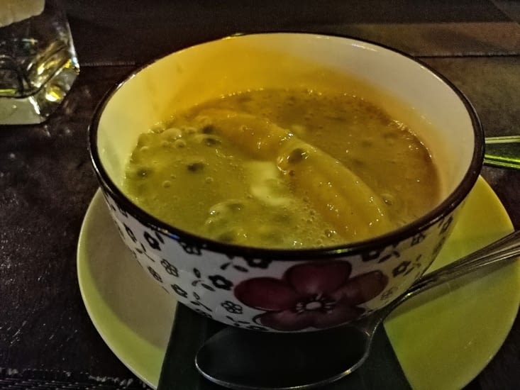 Banane chaude dans son jus de fruits de la passion.