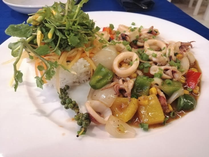 Calamars frits sauce poivrons et poivre vert.