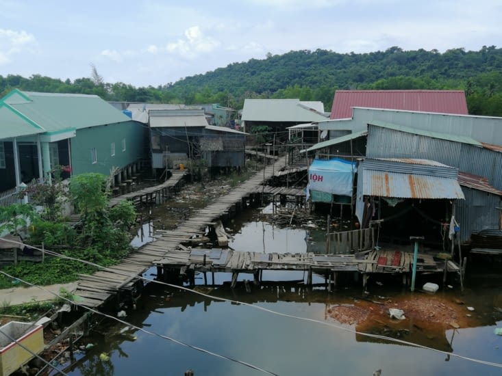 Village sur pilotis et déchets.