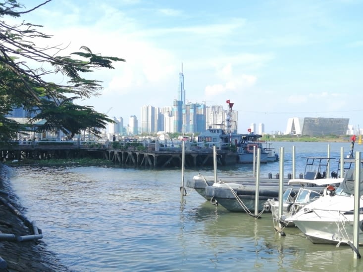 Dans le port de Saïgon, il était une jonque chinoise...