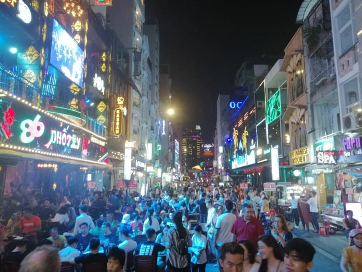 Le quartier routard s'anime à la nuit tombée