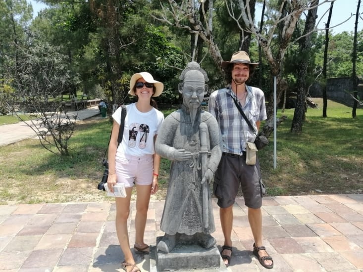 Une mandarine et deux mandarins