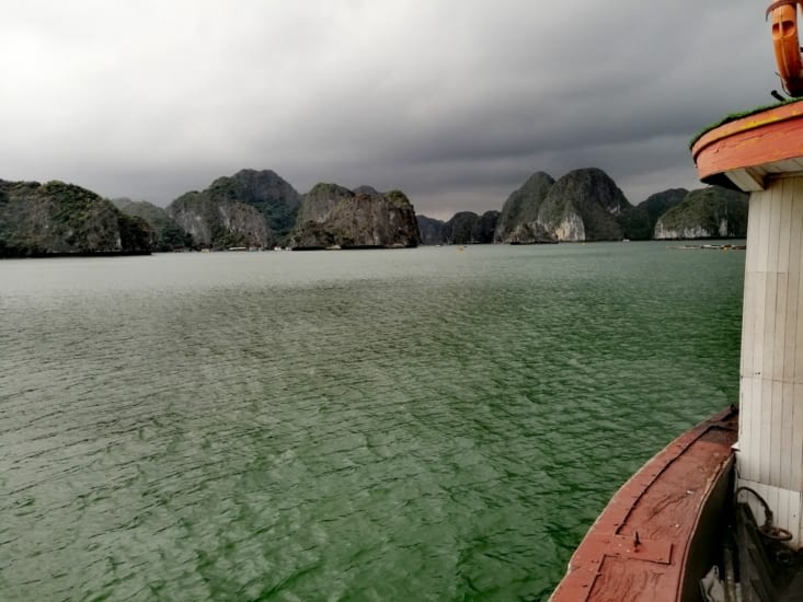 Poursuite de la balade sous un ciel menaçant.