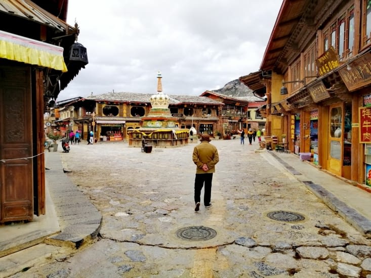Retour à la place au stupa.