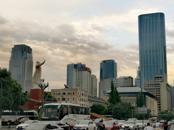 Mao saluant la modernisation de la Chine.