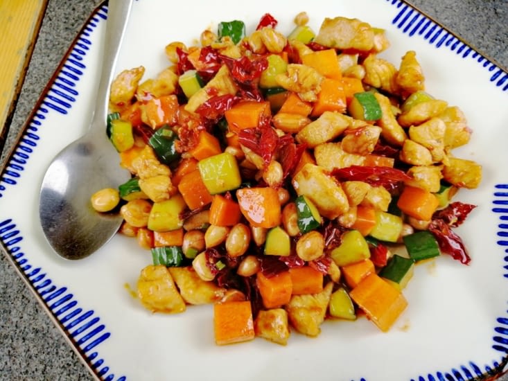 Poulet à la cacahouète relevé au piment.