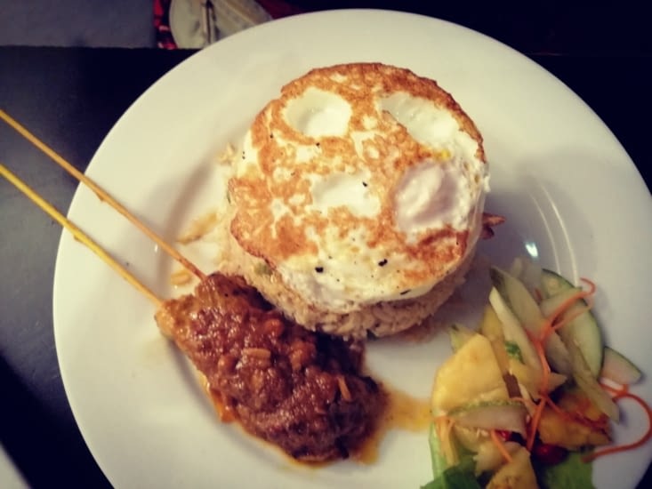 Riz frit, œuf et brochette de Satay au Geographer.