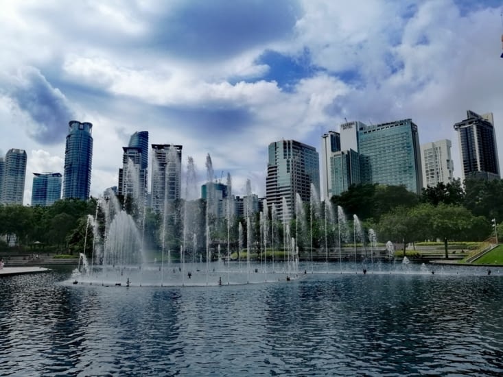 L'arrivée dans le quartier des affaires.