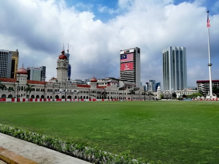 Vue large de la place Merdeka, avec la pelouse de Cricket.