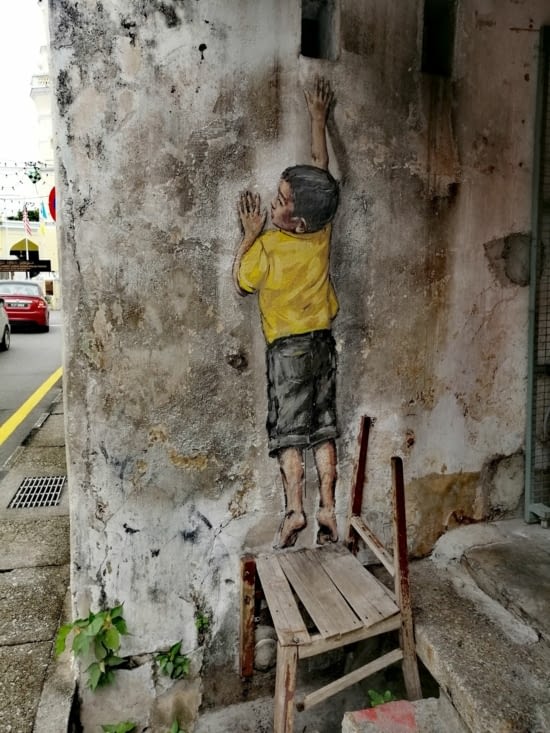 A quelques centimètres.