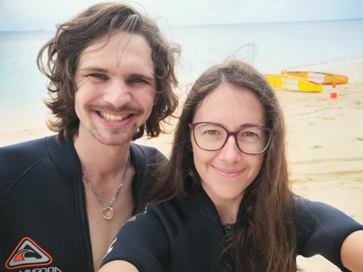 En tenue de plongée.