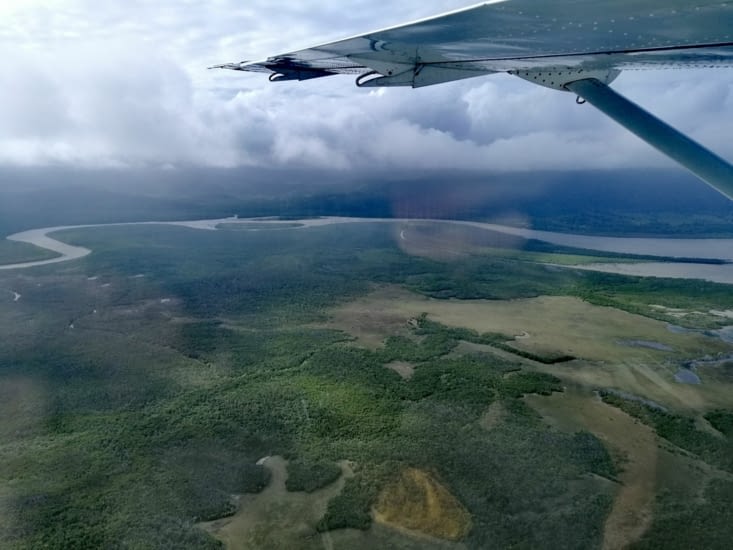 Survol des zones humides d'Airlie Beach.