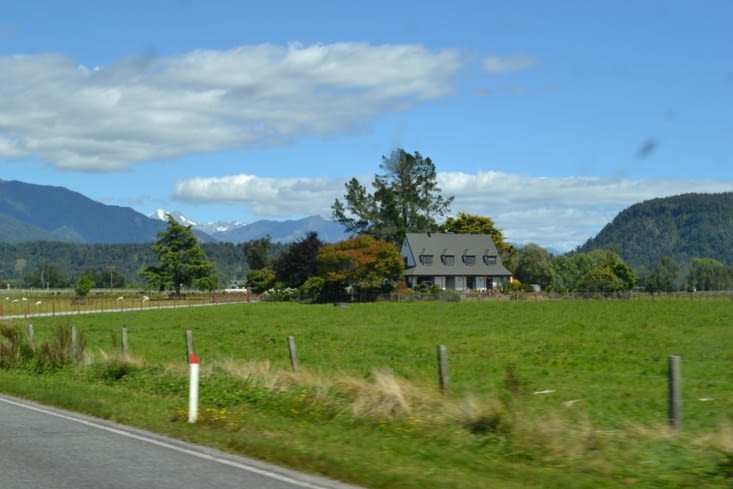 Paysage sur la route au fond le glacier