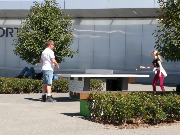 Partie de ping pong à l'aéroport de Christchurch en attendant l'avion