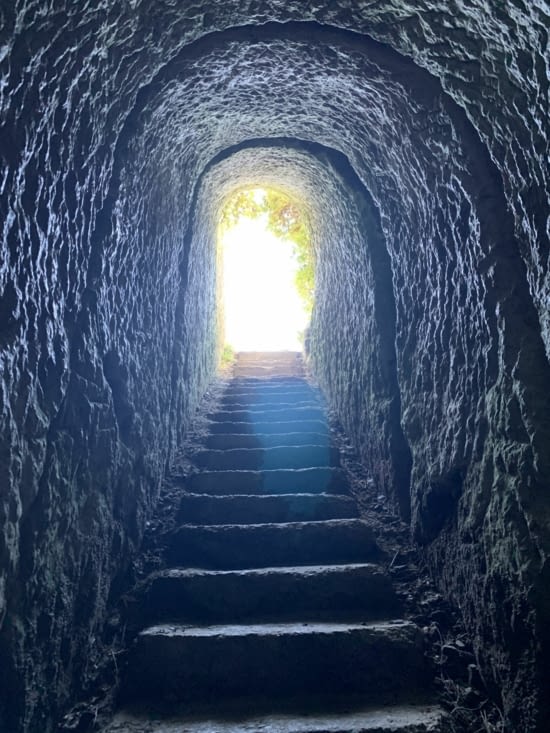 Ou mène cette escalier dans la roche ?