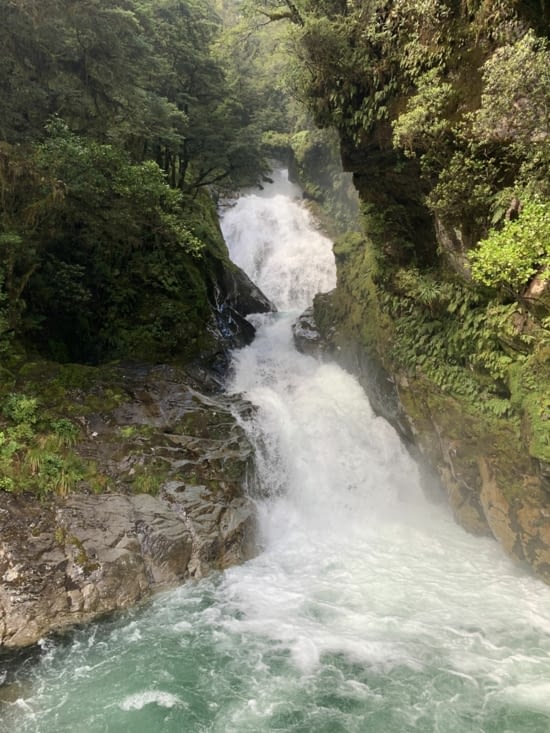 Des cascades descendant les montagnes