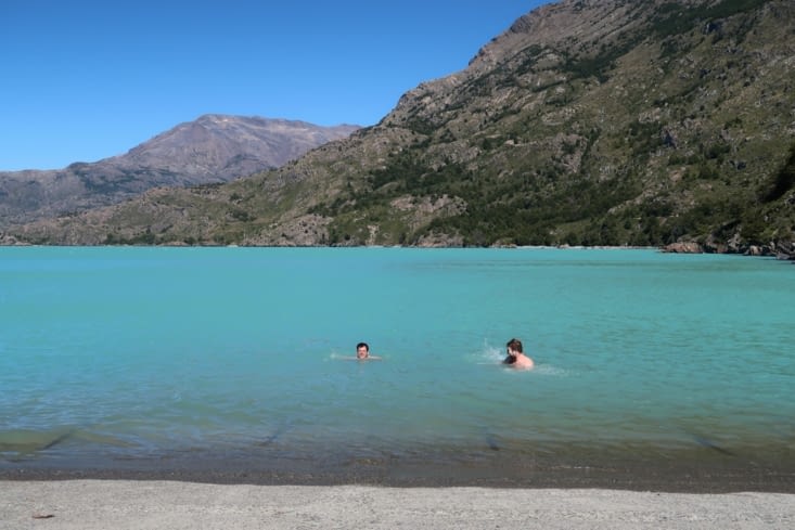 Trempette dans l'eau gelée des glaciers