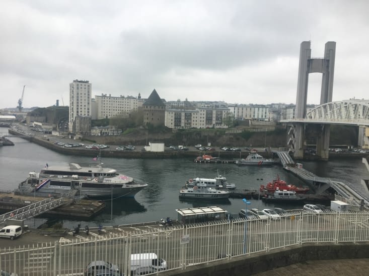 Pendant notre visite guidée nous nous arrêtons face au port militaire de Brest
