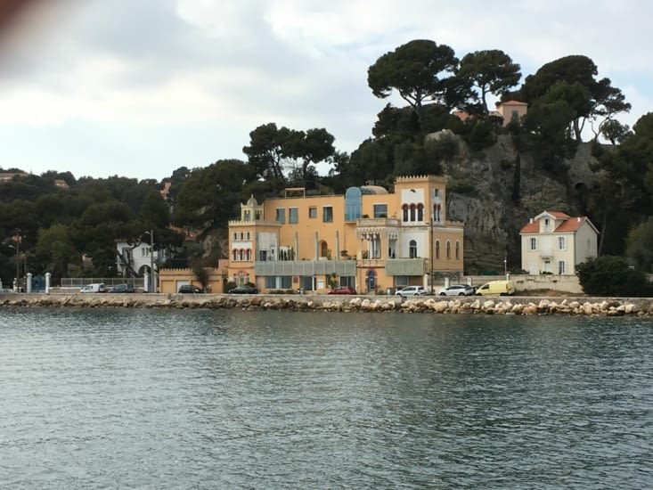 Vue sur St Mandrier depuis le bâteau bus
