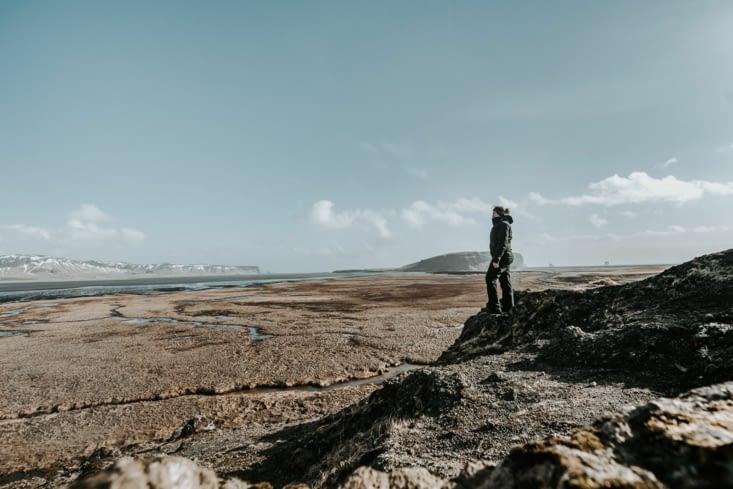 En contre bas de la grotte sur un énorme rocher
