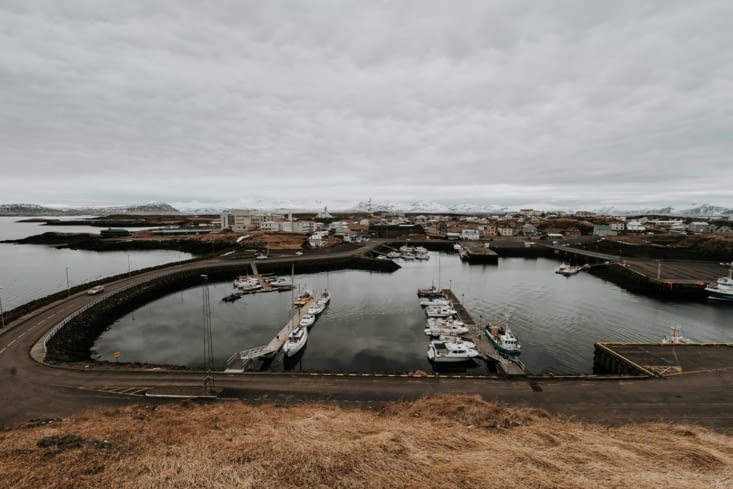 Le port vu depuis Súgandisey