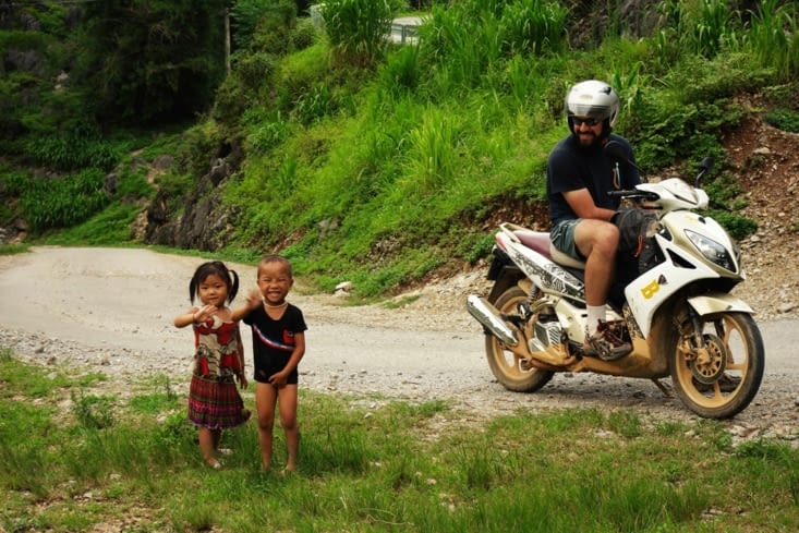 Enfants sur le bord de la route généralement sans pantalon) / Kids along the road (oftenly without trousers)