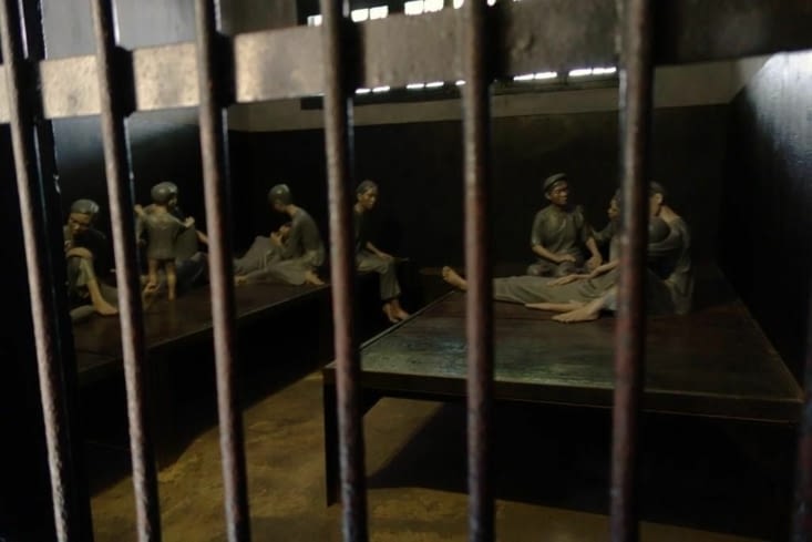 Reconstitution de prisoniers sous les barreaux / Reconstitution of prisoners in jail