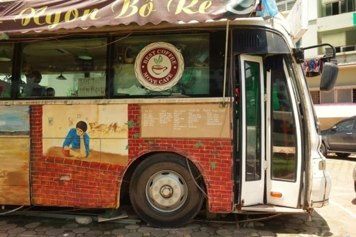 Vieux bus transformé en café / Old bus used as coffee bar