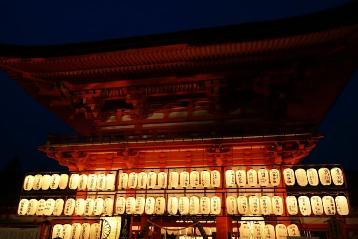 Temple éclairé de nuit / Night lighting in the temple
