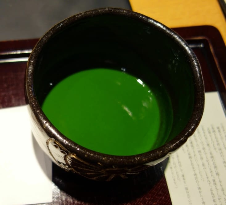 Thé matcha épais / Thick matcha tea