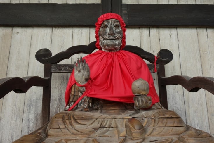 Vous l'avez trouvé ! XD En fait, cette statue est celle d'un "saint" / Here it is ! XD In fact this statue is the one of a god