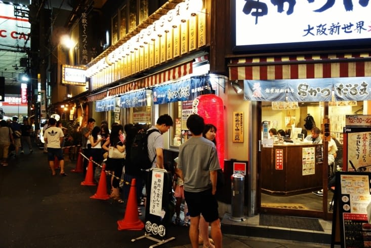 File d'attente devant les restos / Waiting queue in front of restaurants