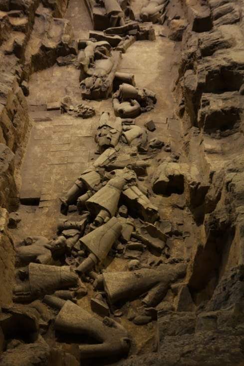 Etat des statues lors des fouilles / Status of the statues when they are unearthed