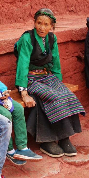 Femme en tenue traditionnelle / Women with traditional clothes