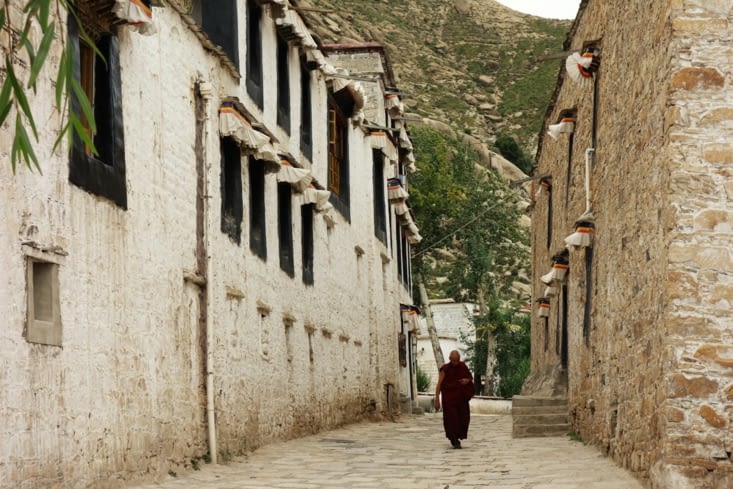 Ruelle dans le monastère / Narrow street in the monastery