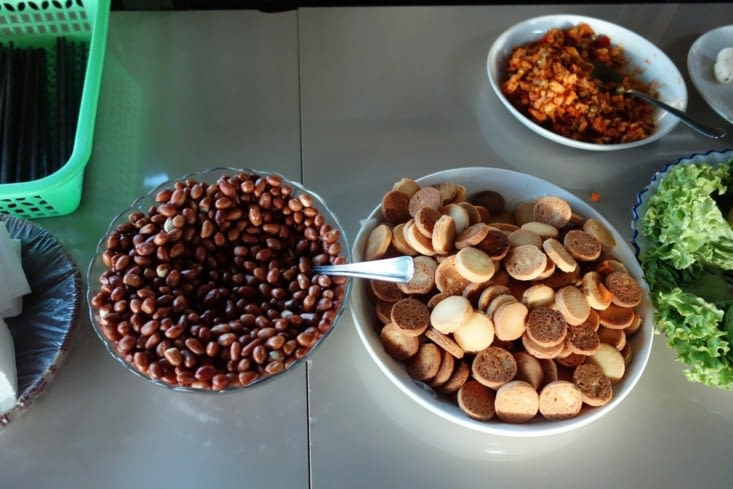 Une montagne de cacahuètes au petit dej! / A mountain of peanuts for breakfast!