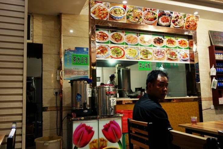 Restaurant : Avec photos au mur et fontaine d'eau chaude / Restaurant : With pictures on the wall and hot water fountain