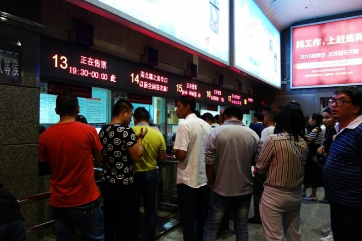 La queue au guichet des trains / Queue at the train station ticket office