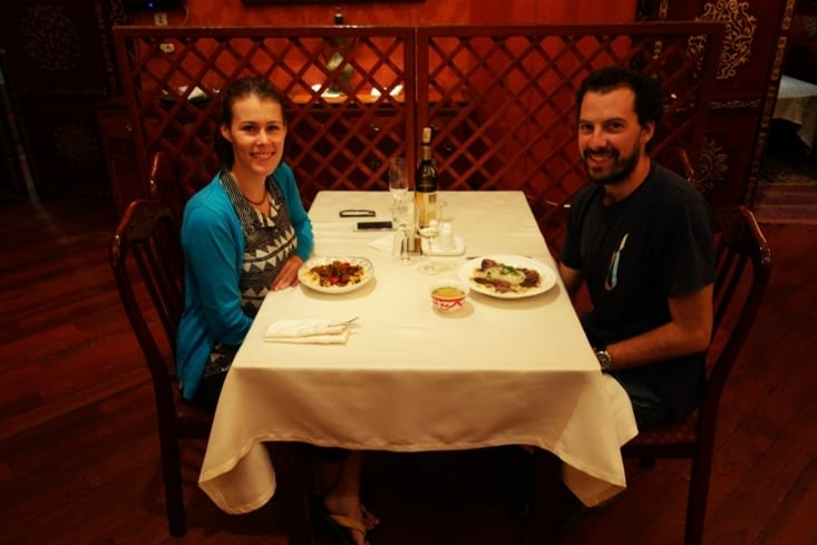 Dîner dans un restaurant de nourriture traditionnelle Kazakh / Dinner at a traditional Kazakh cuisine restaurant