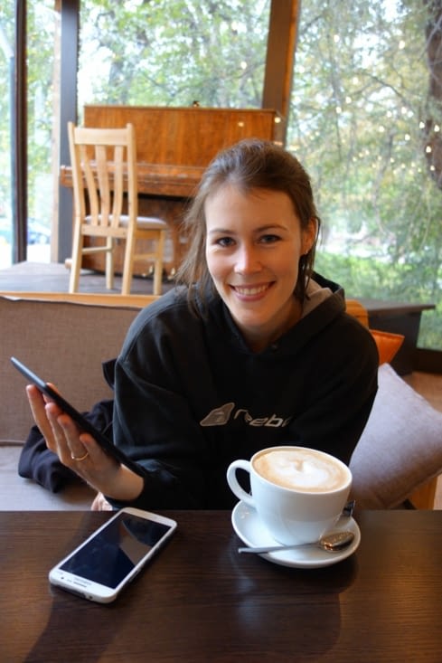 En pleine attente au café / Waiting in a coffee