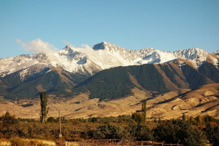 D'un côté la montagne  et... / On one side the moutain and ...