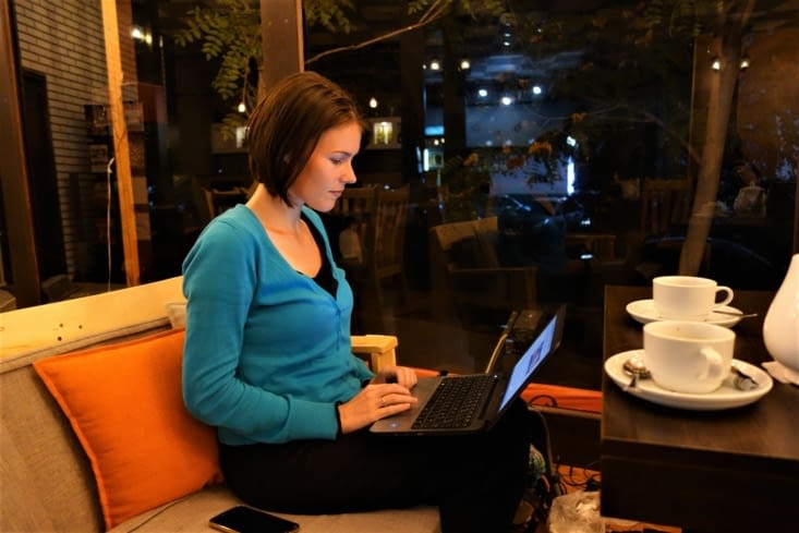 Flavie dans un café / Flavie in a coffee