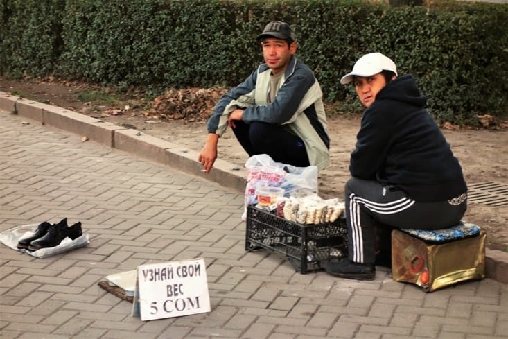 Pèse-personne en libre-service ! / Scale in the street !